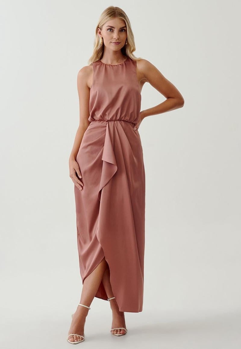 Đầm lụa satin sát nách xếp nếp đổ màu hồng vỏ đỗ