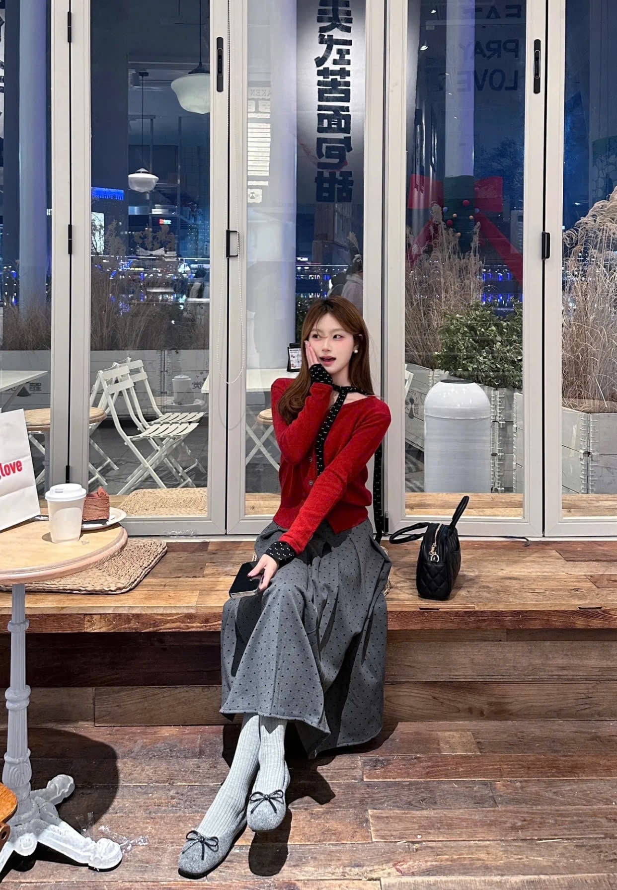 Chân váy xám mặc với áo màu gì?