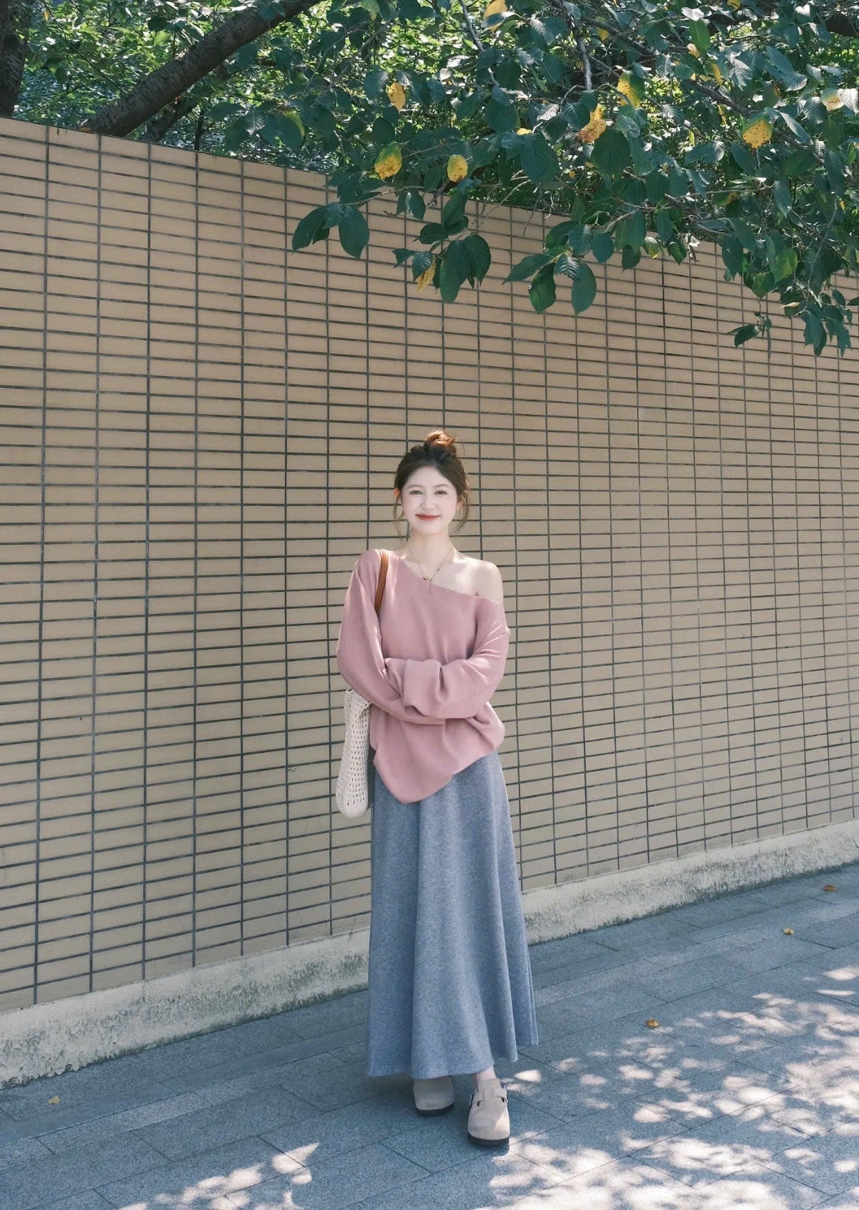 Chân váy xám mặc với áo màu gì?