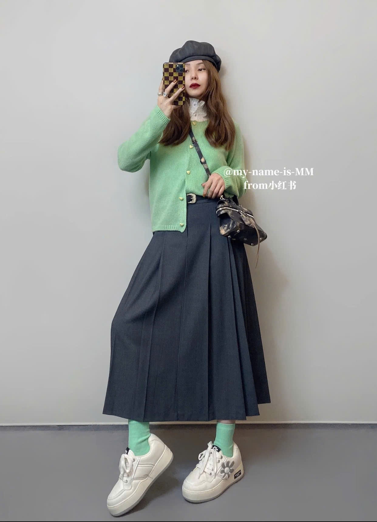 Chân váy màu xám + áo màu xanh lá