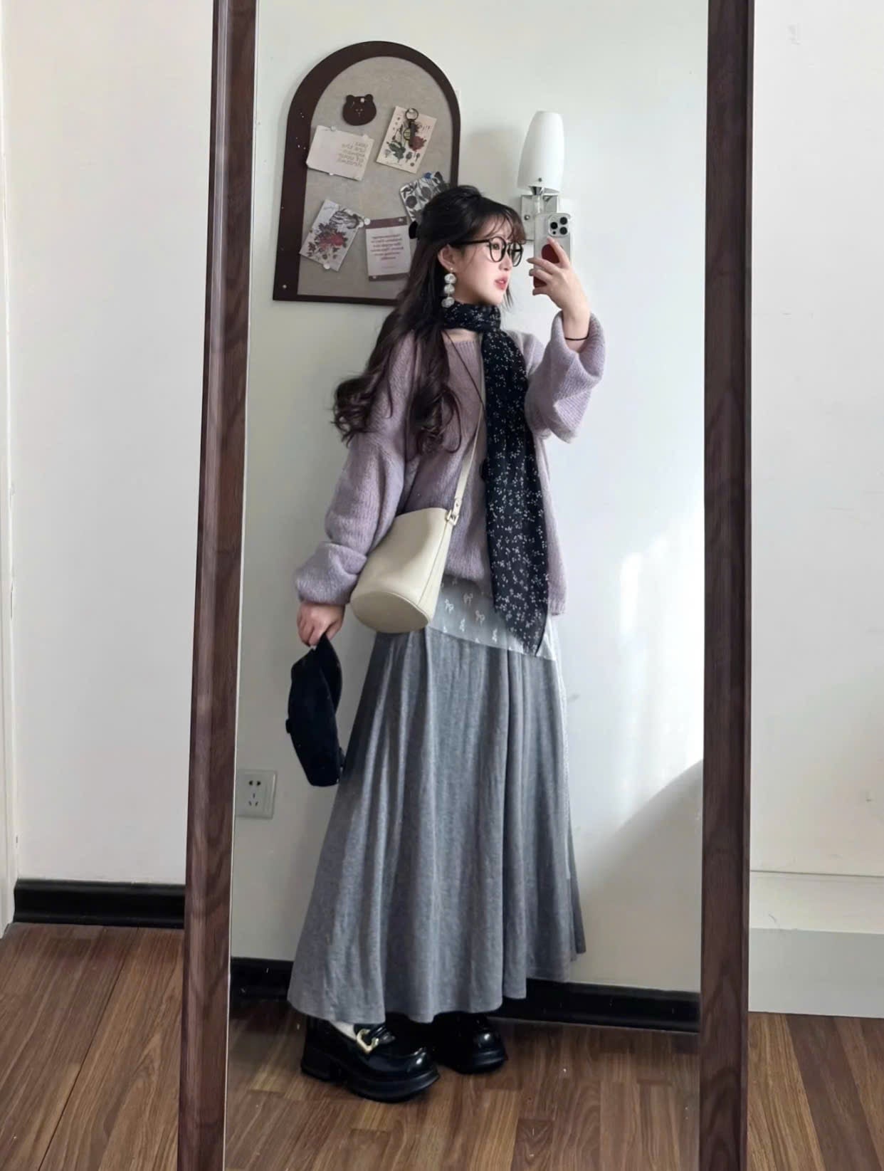 Chân váy màu xám + áo màu be/kem