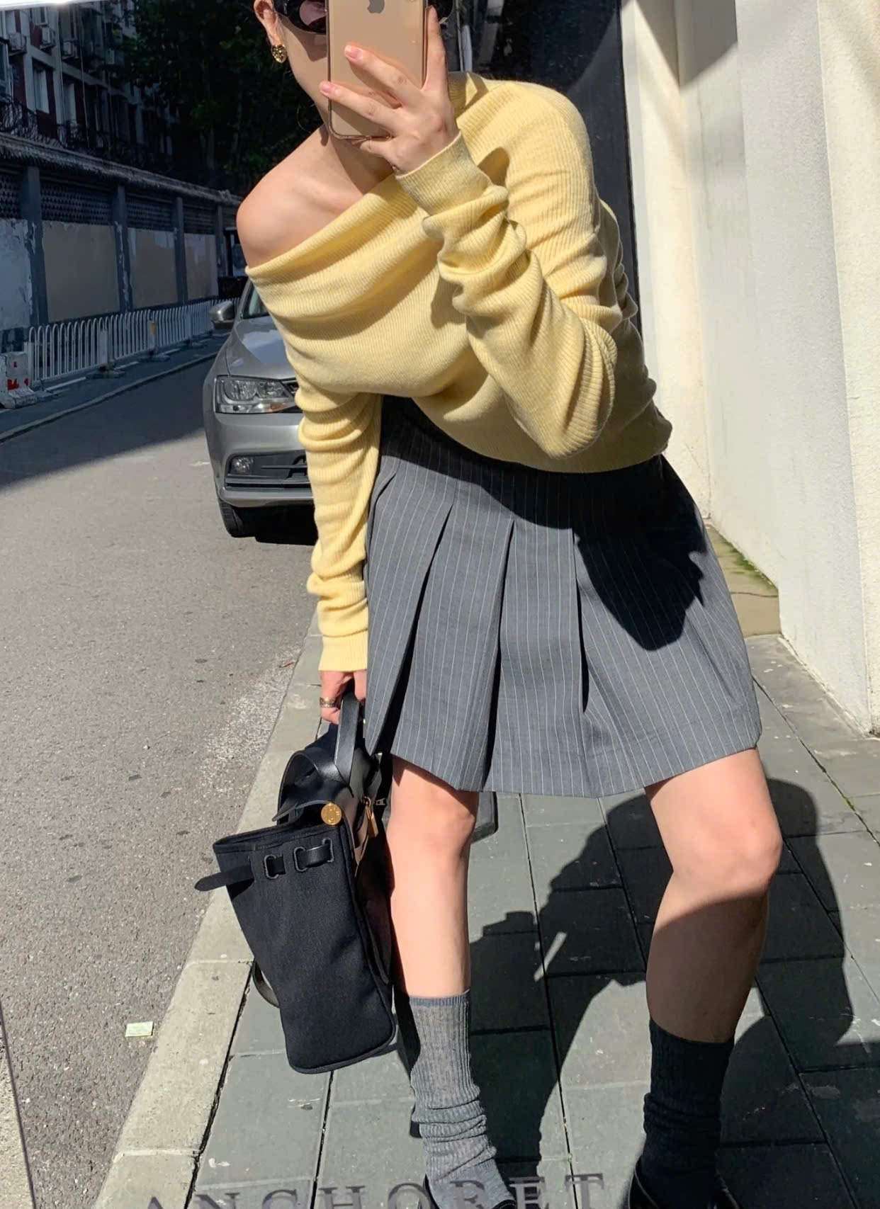 Chân váy xám mặc với áo màu gì?