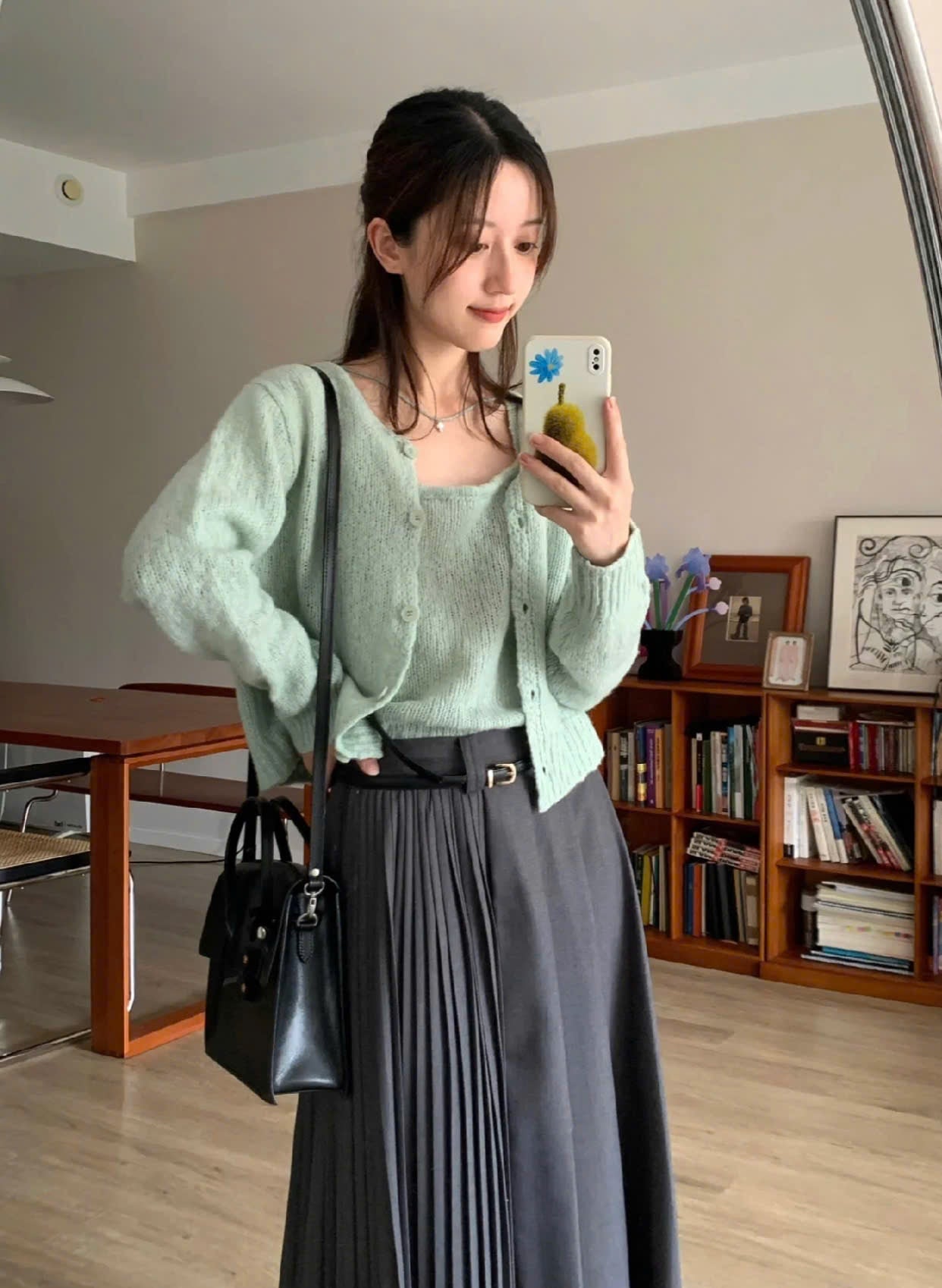 Chân váy màu xám + áo màu be/kem