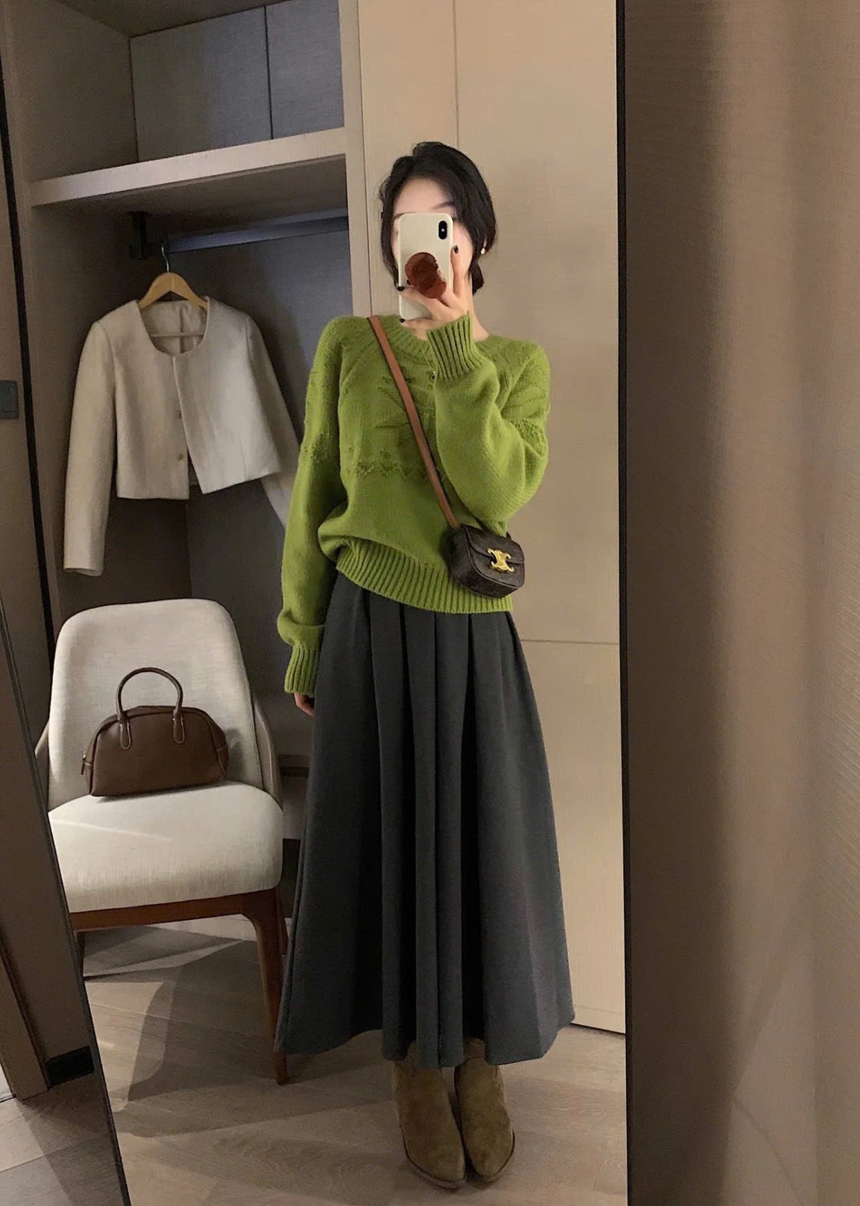 Chân váy màu xám + áo màu be/kem