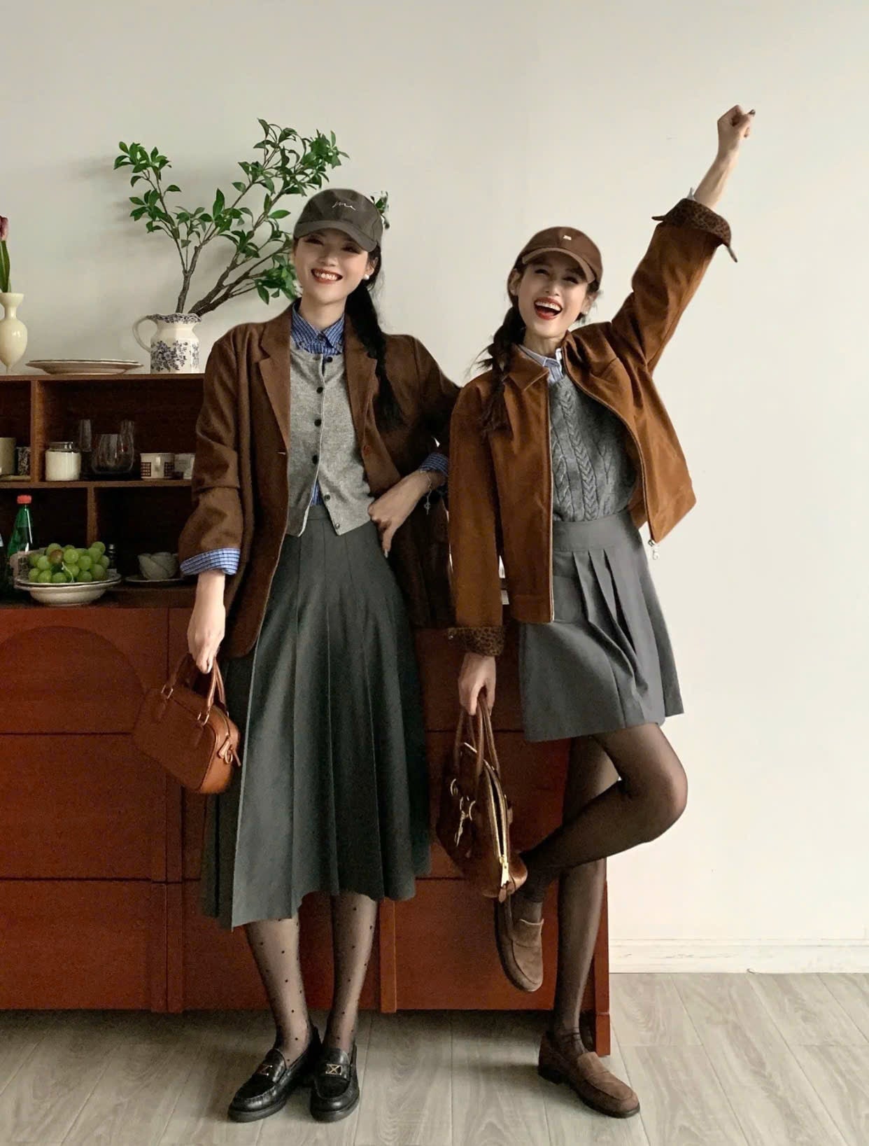 Chân váy màu xám + áo màu nâu