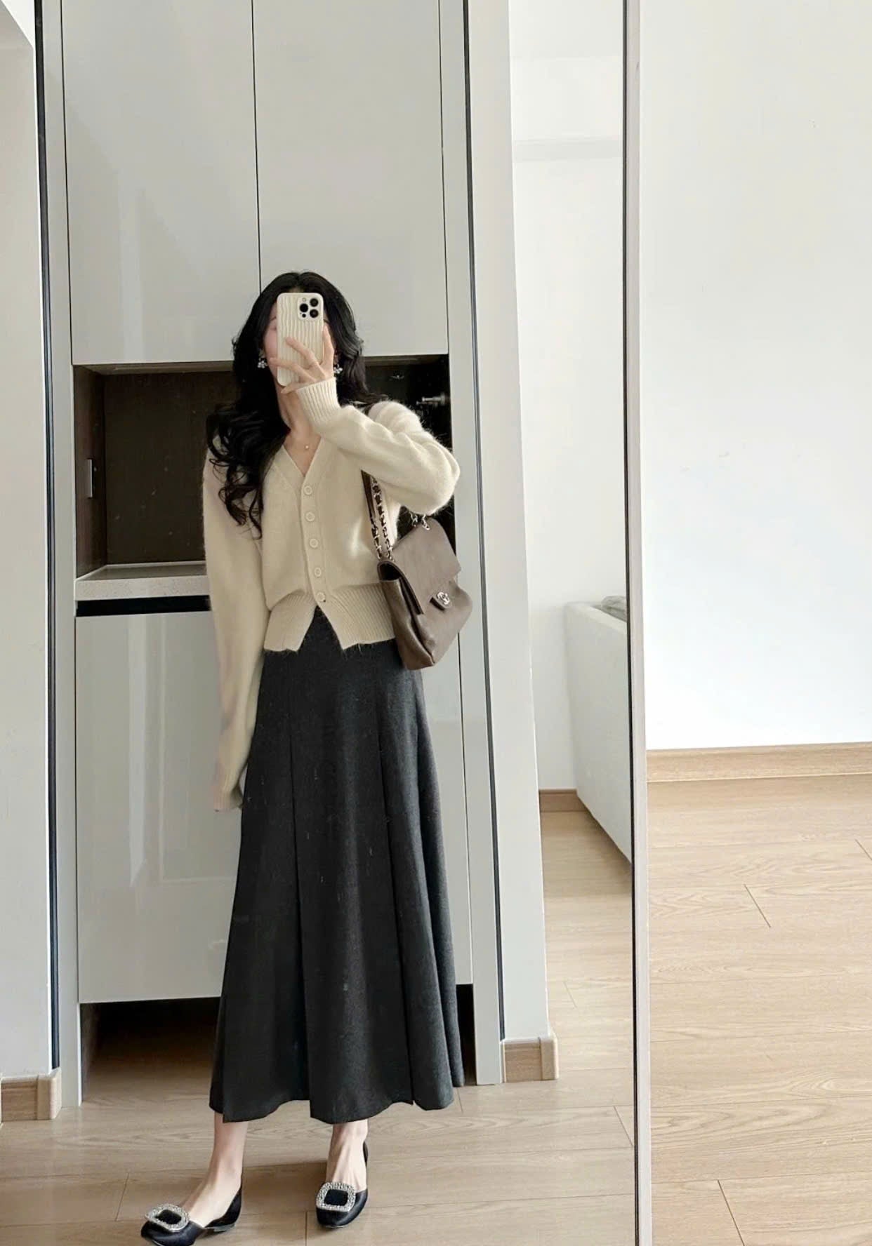 Chân váy màu xám + áo màu be/kem