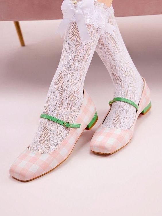 Gợi ý các công thức phối đồ ấn tượng với vớ và giày búp bê