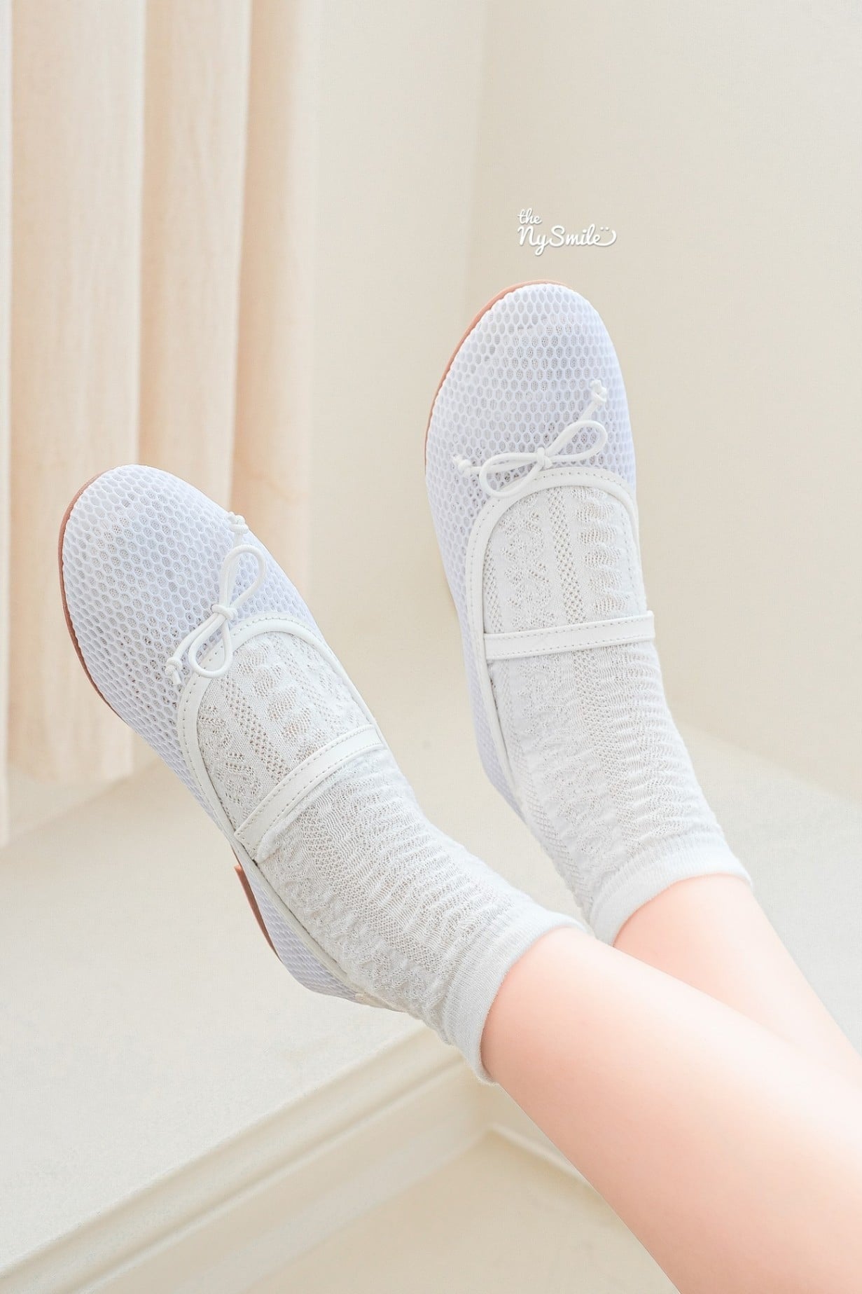 Gợi ý các công thức phối đồ ấn tượng với vớ và giày búp bê