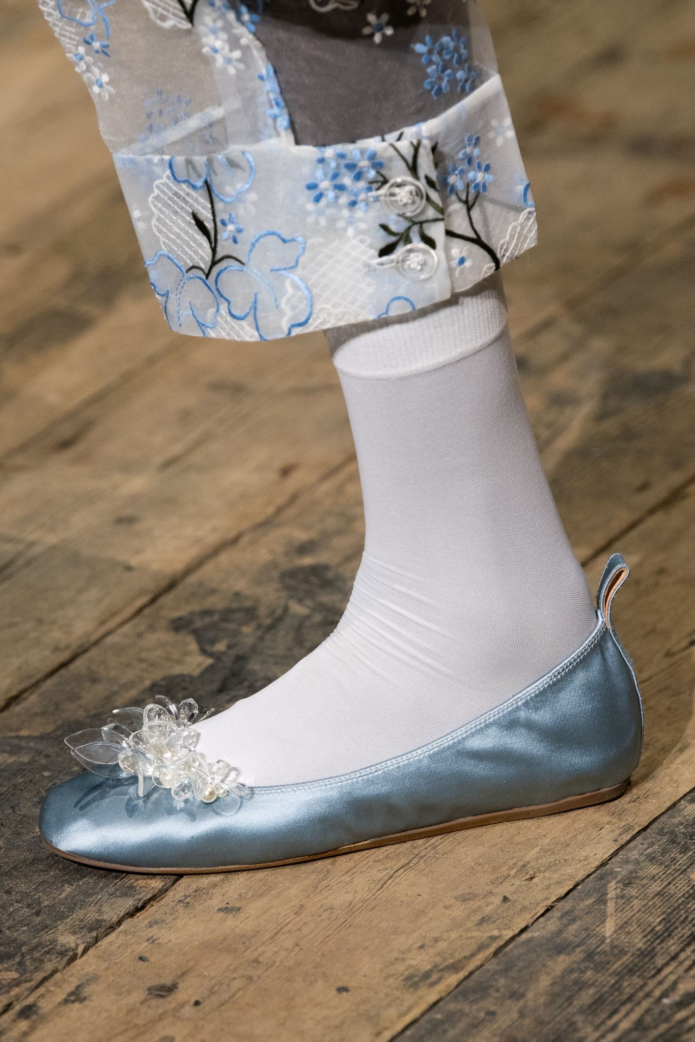 Gợi ý các công thức phối đồ ấn tượng với vớ và giày búp bê