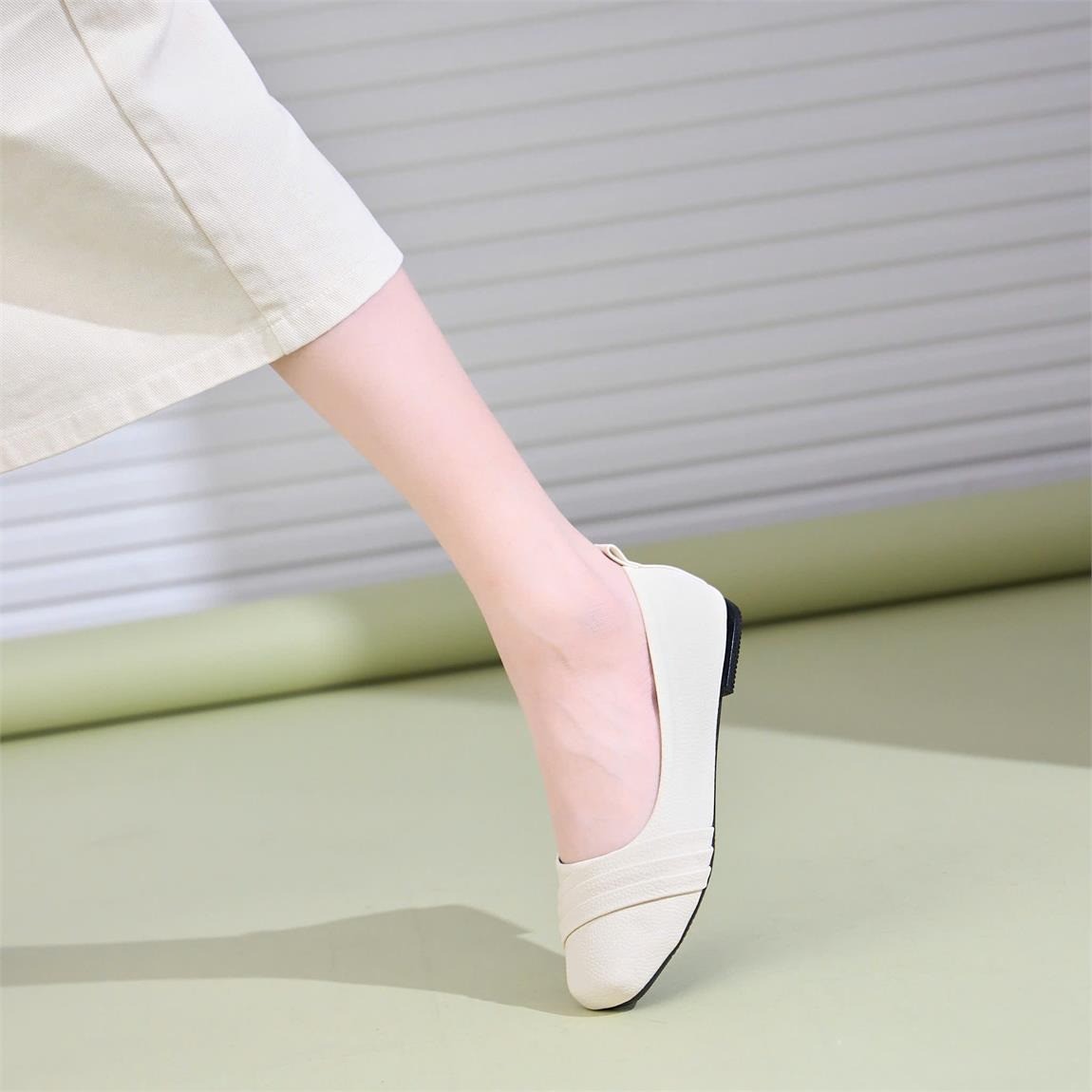 Gợi ý các công thức phối đồ ấn tượng với vớ và giày búp bê