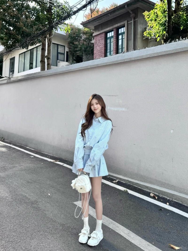 Áo sơ mi xanh baby