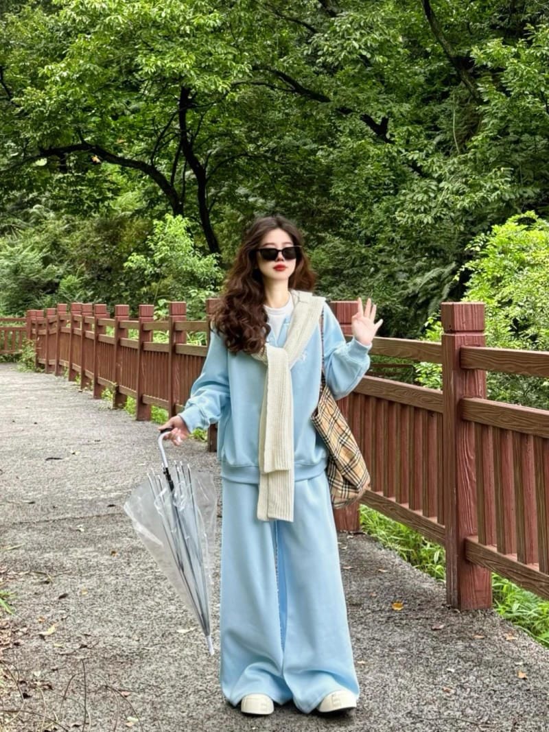 17. Màu xanh baby mix cùng Họa tiết Kẻ (Plaid)