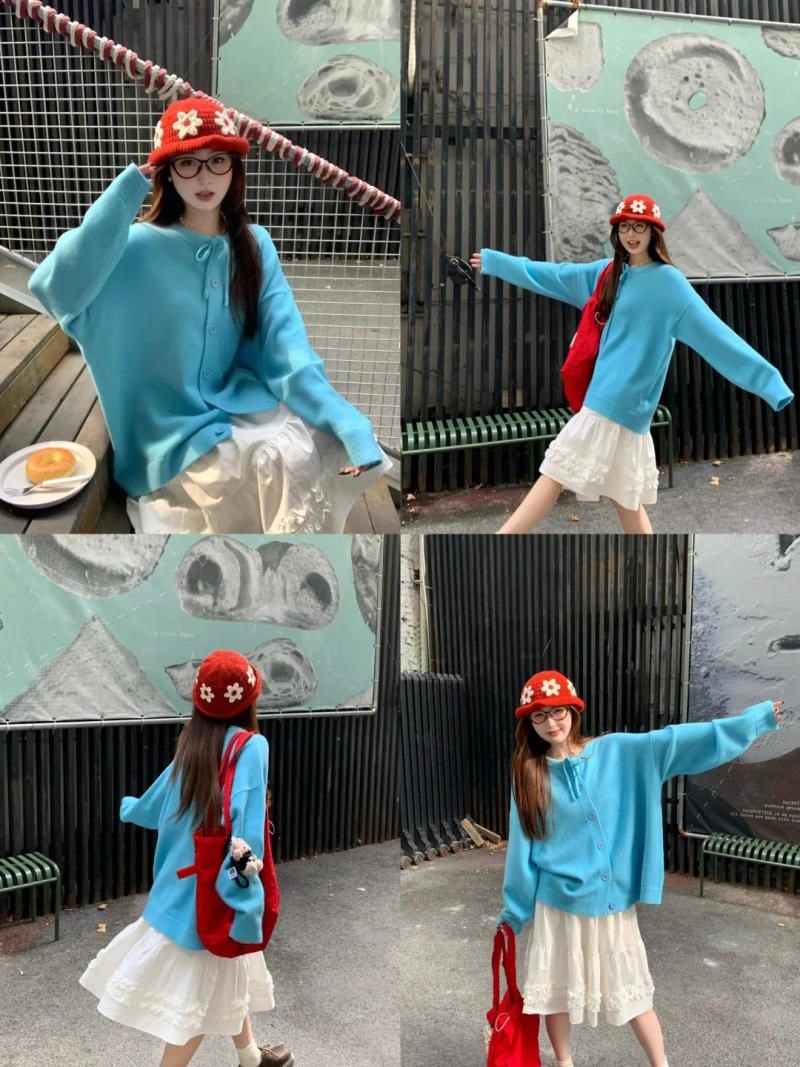 10. Màu xanh baby mix cùng Đỏ tươi (Bright Red)