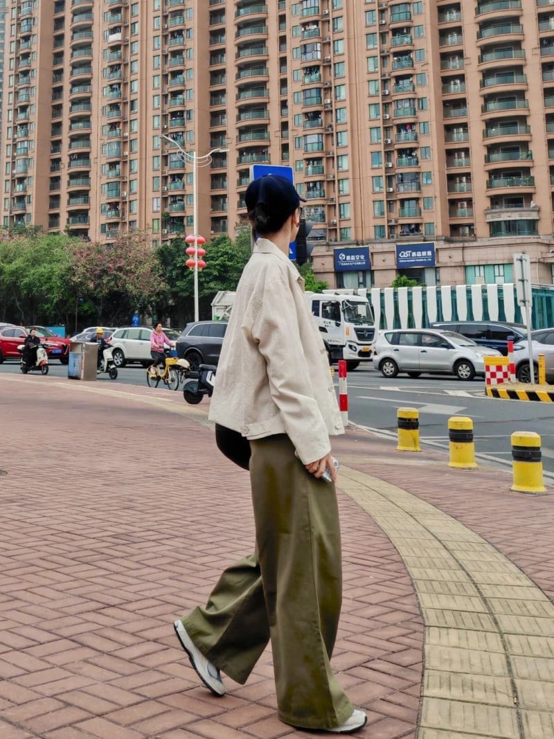 quần xanh rêu phối với áo màu gì