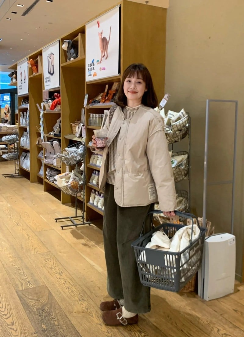 quần xanh rêu phối với áo màu gì