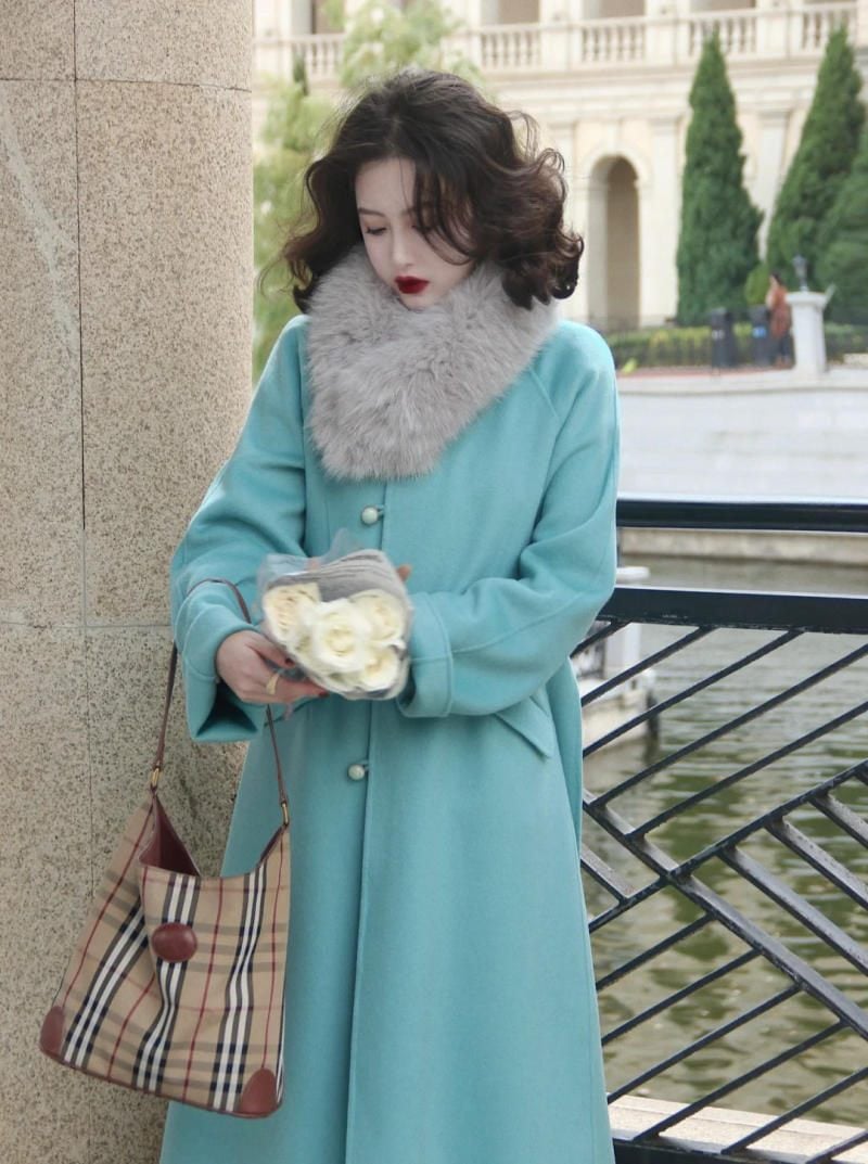 Outfit 3: Quý cô mùa đông với áo dạ cổ lông sang chảnh