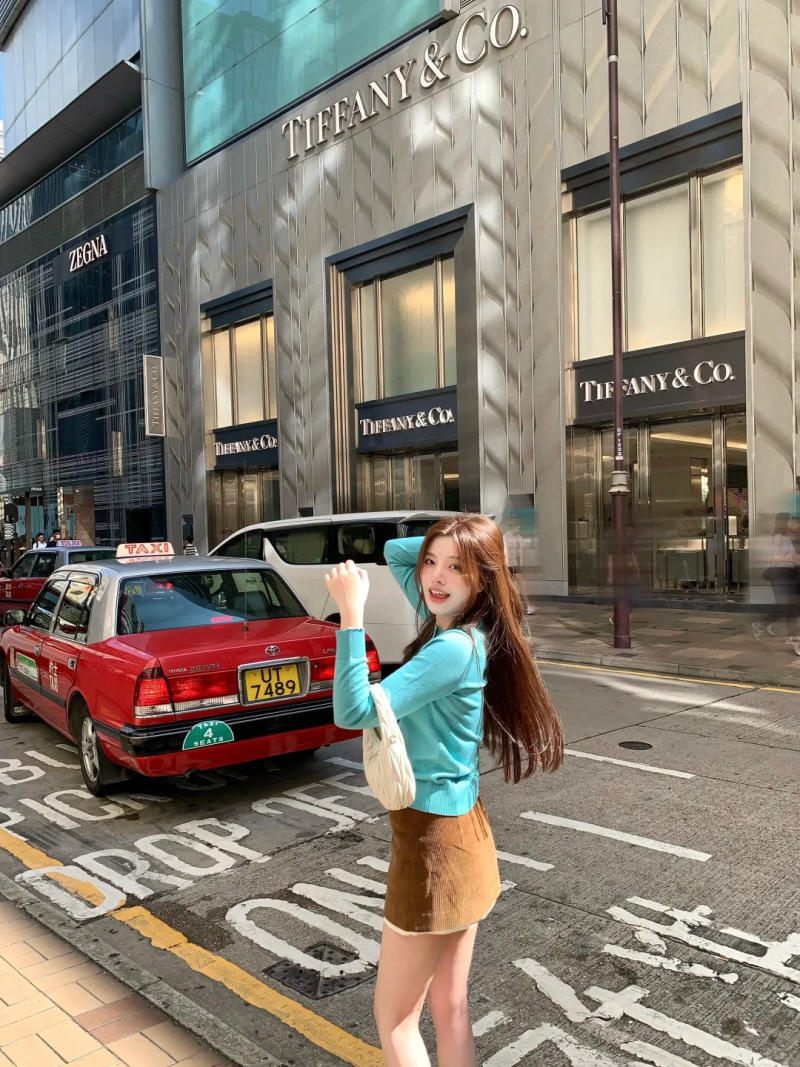 Outfit 8: Hiện đại và trẻ trung giữa phố thị Hong Kong