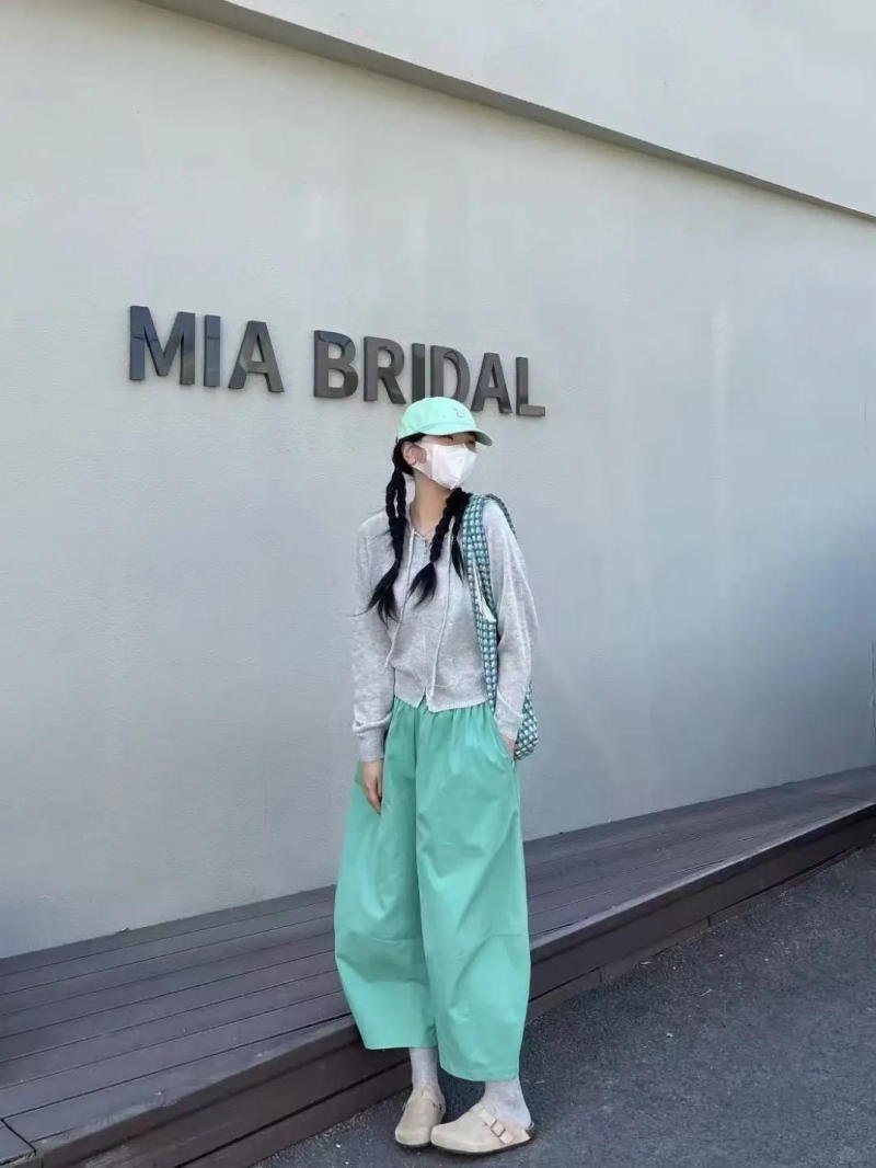 Outfit 11: Phong cách Athleisure với quần ống rộng xanh mint