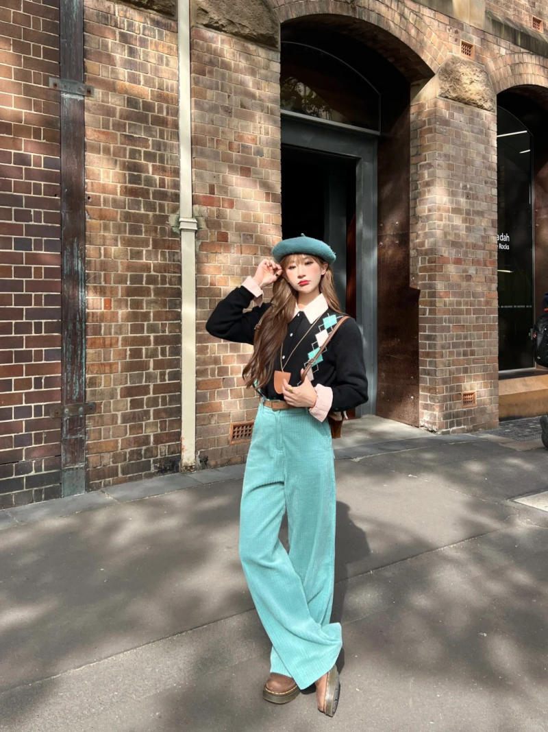 Outfit 13: Vintage học đường với họa tiết quả trám