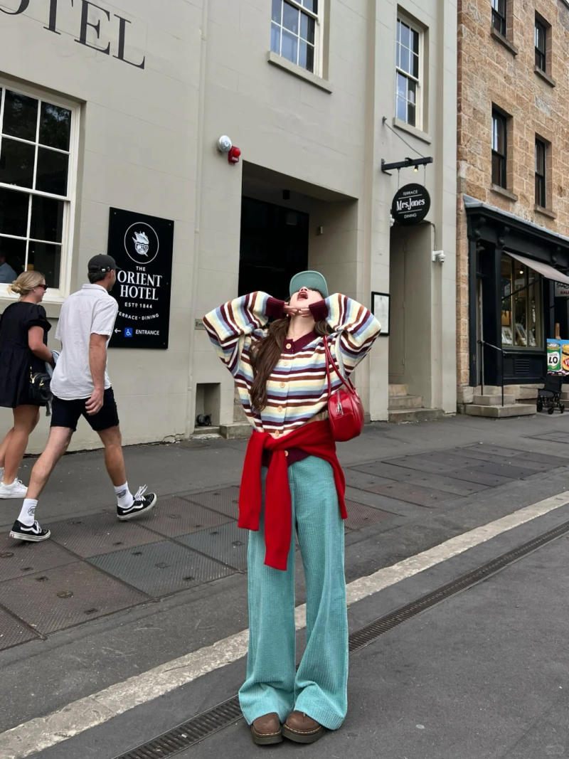 Outfit 14: Rực rỡ sắc màu với áo kẻ ngang