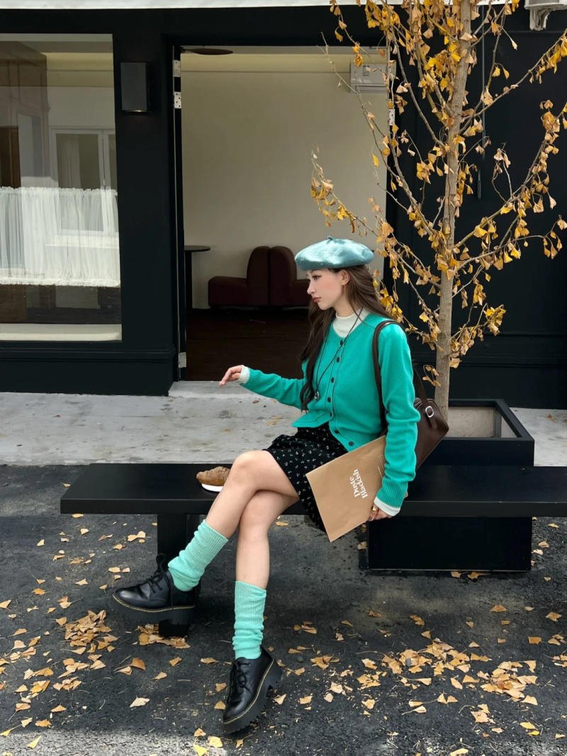 Outfit 15: Tiểu thư cổ điển với Cardigan và chân váy hoa