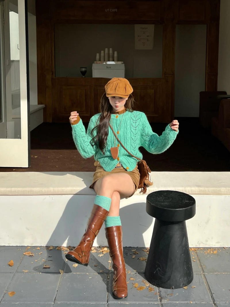 Outfit 17: Ấm áp với Cardigan vặn thừng và chân váy da lộn