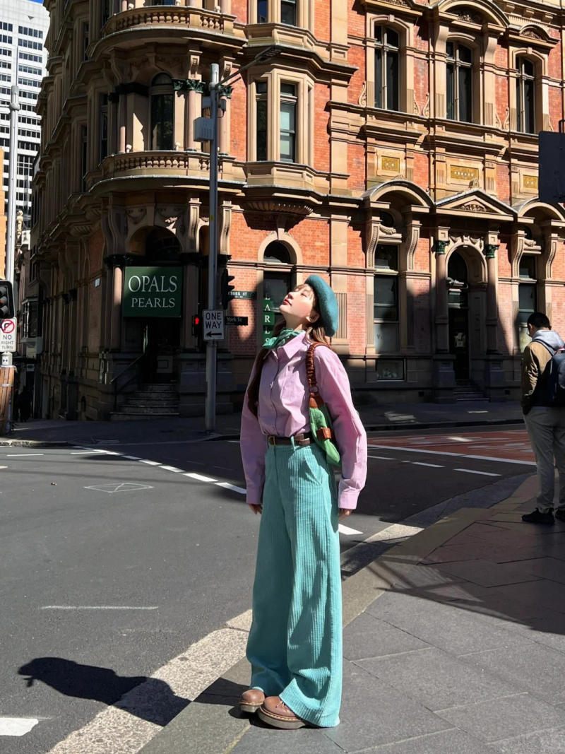 Outfit 18: Sự nổi loạn ngọt ngào với áo khoác da nâu