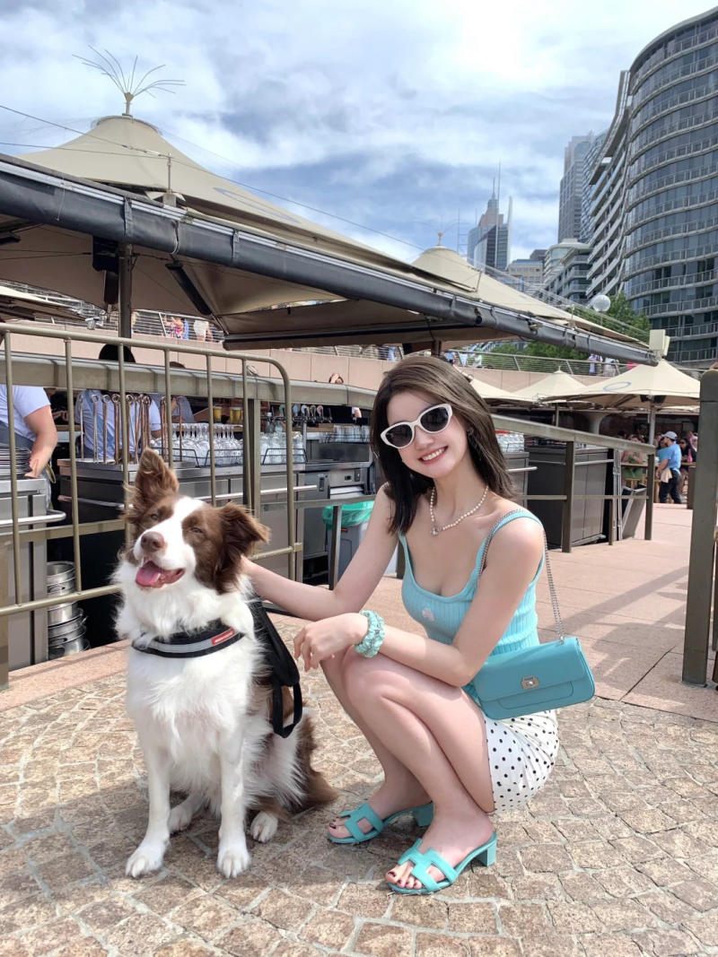 Outfit 1: Năng động ngày hè với áo hai dây và chân váy chấm bi