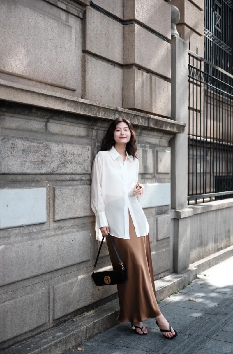 chân váy màu nâu mặc với áo gì