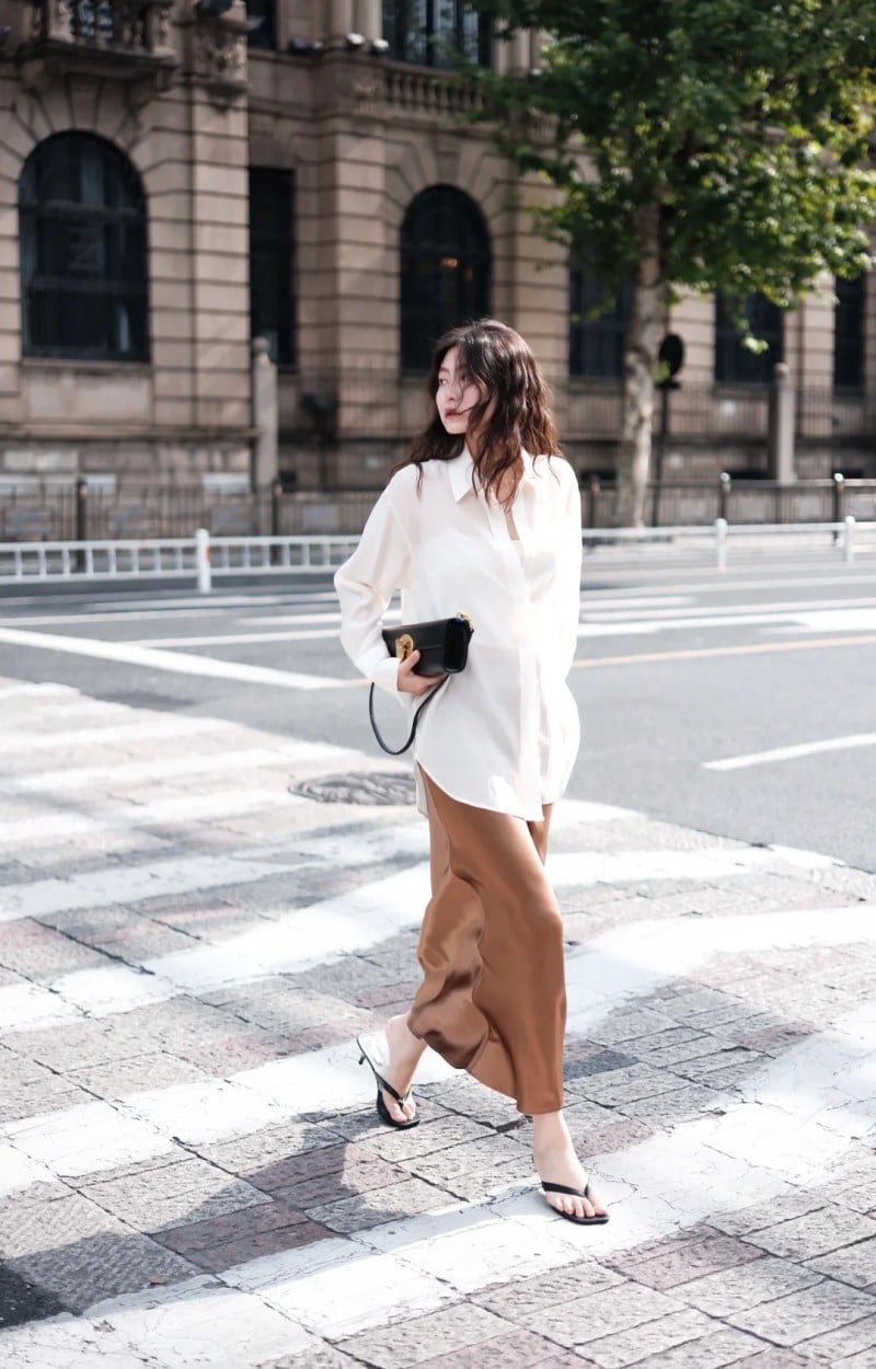 chân váy màu nâu mặc với áo gì