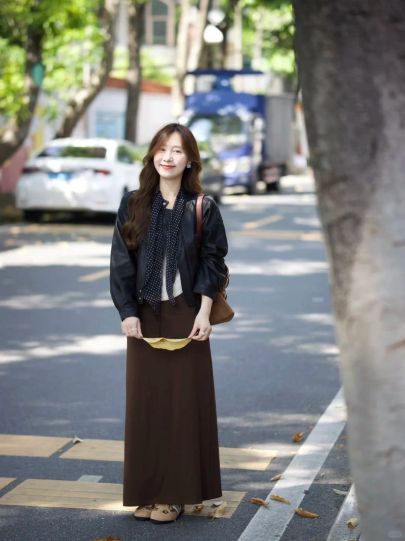 chân váy màu nâu mặc với áo gì