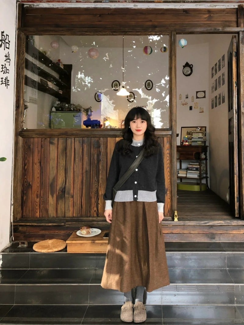 chân váy màu nâu mặc với áo gì