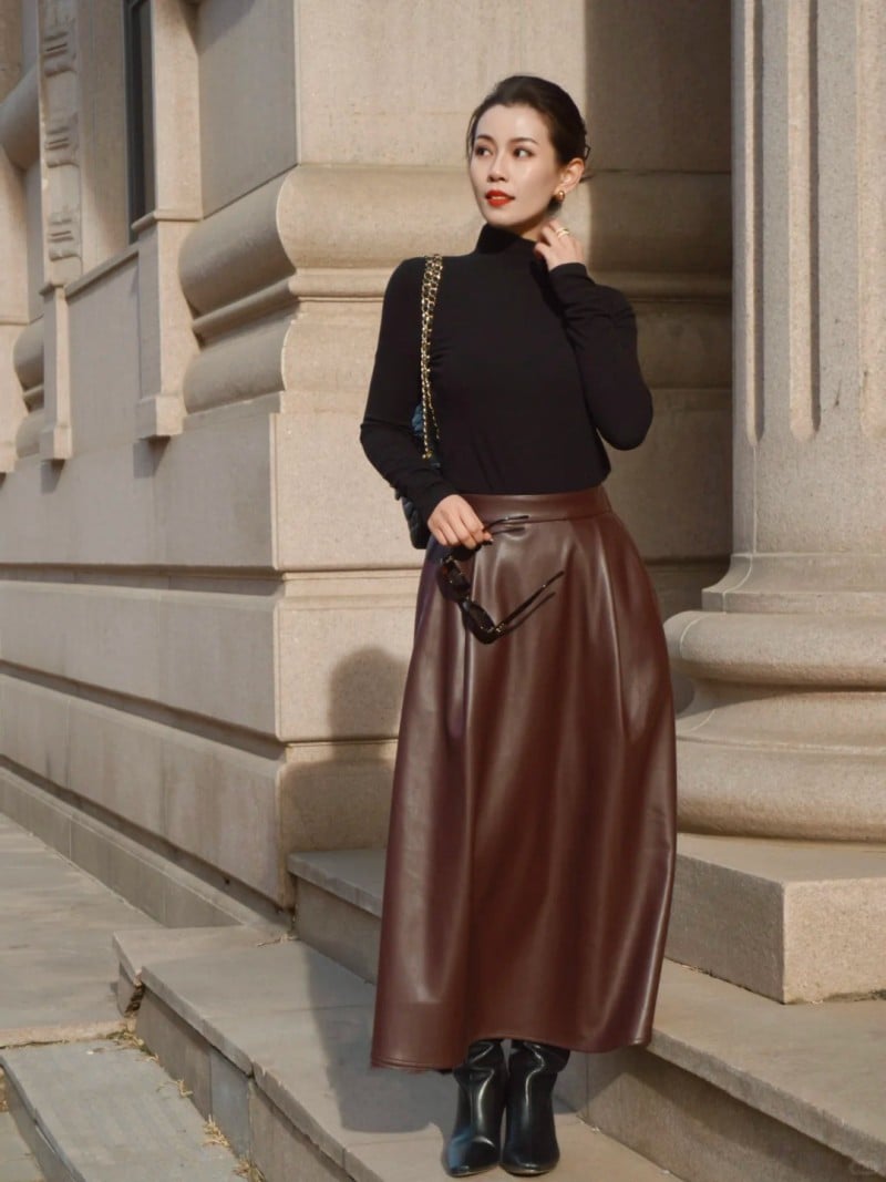 chân váy màu nâu mặc với áo gì