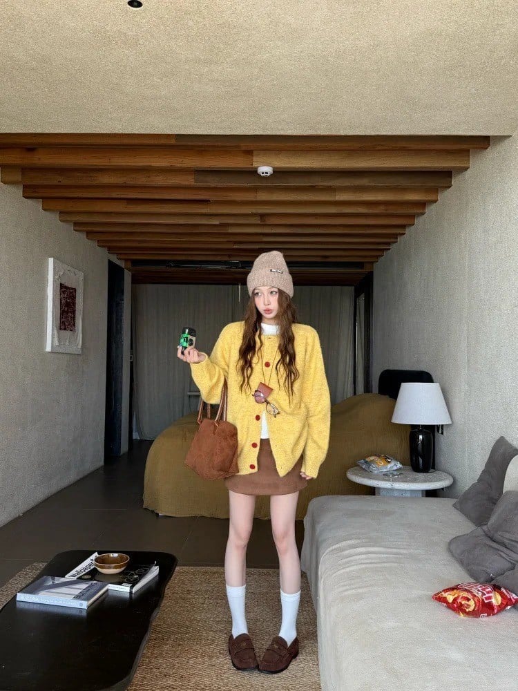 chân váy màu nâu mặc với áo gì