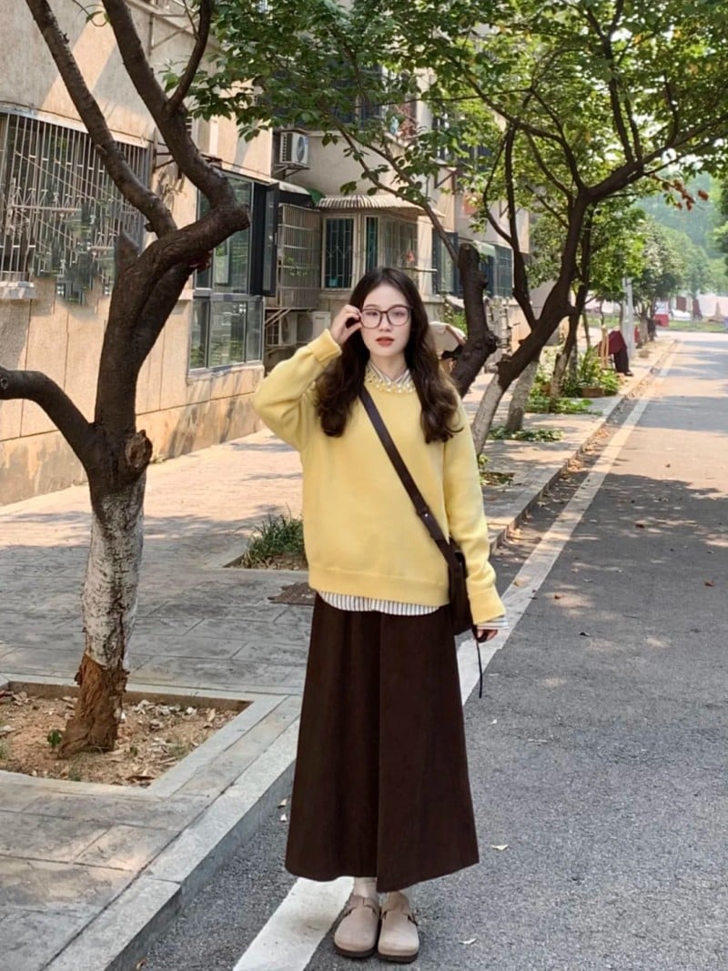 chân váy màu nâu mặc với áo gì