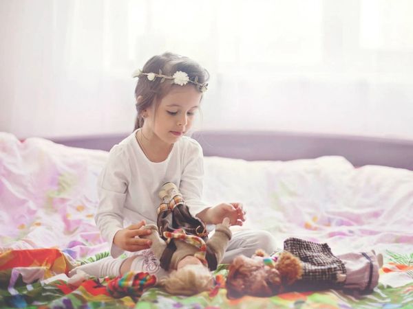 Chơi búp bê giúp bé nhỏ từ 3 tuổi phát triển toàn diện nhiều kỹ năng