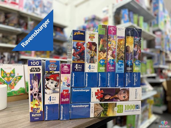 Logo tam giác xanh đặc trưng của Ravensburger — thương hiệu puzzle số 1 thế giới