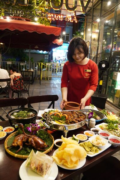 Thịt vịt trời hấp cùng hạt sen Hồ Tây, hương vị thanh tao, mềm ngọt khó quên