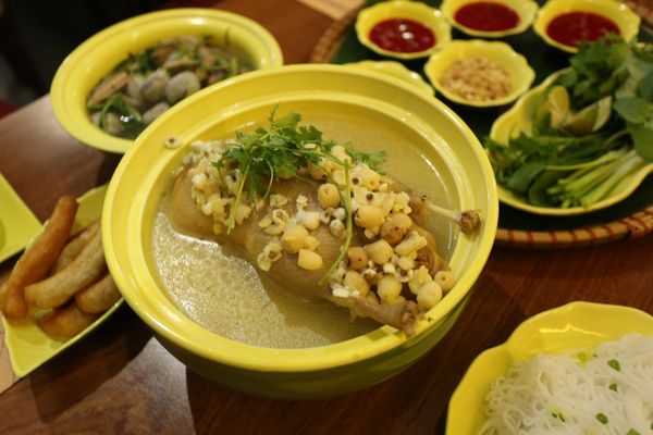 Thịt vịt trời hấp cùng hạt sen Hồ Tây, hương vị thanh tao, mềm ngọt khó quên