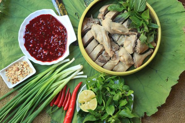 Thịt vịt trời hấp cùng hạt sen Hồ Tây, hương vị thanh tao, mềm ngọt khó quên