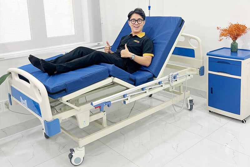 Mẫu giường y tế chỉnh điện rất được ưu chuộng tại các bệnh viện