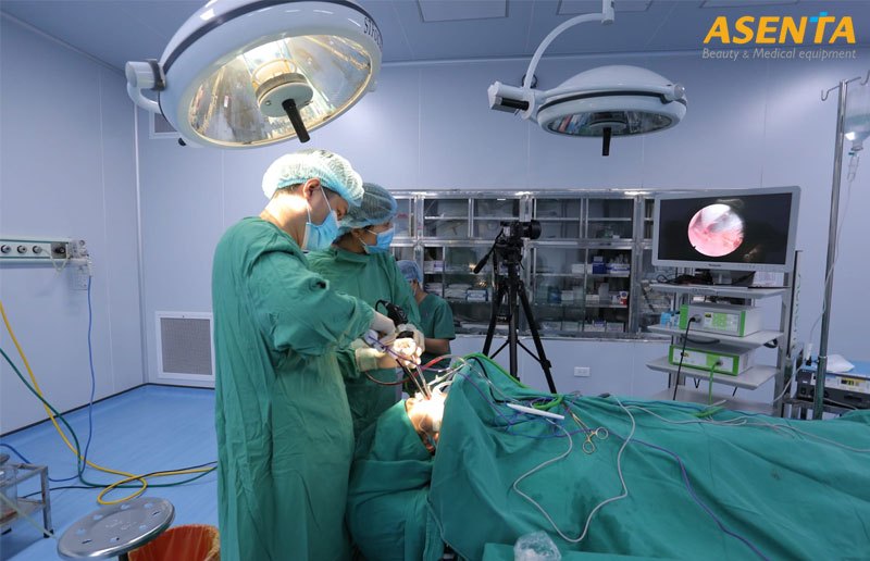 Một ảnh phòng mổ hiện đại với máy ESU / dao mổ điện cao tần