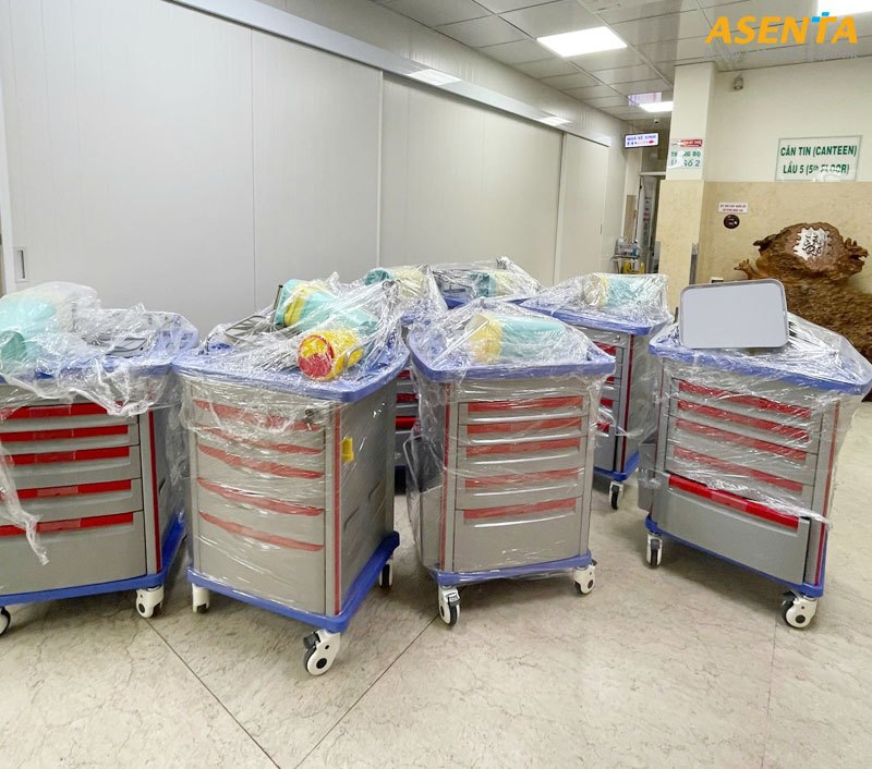 Xe đẩy y tế dạng tủ nhiều tầng dùng cho phòng khám và viện thẩm mỹ