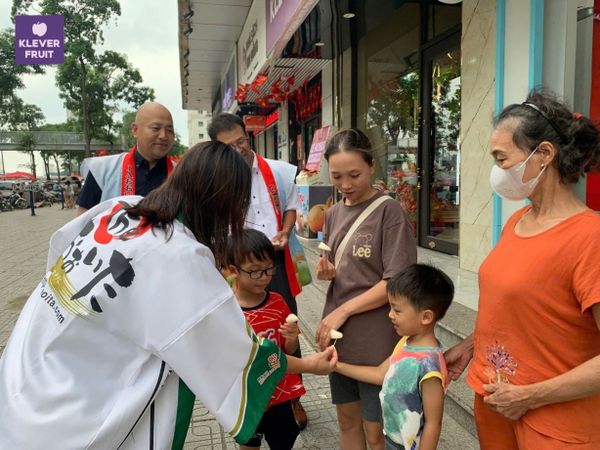 Ăn thử Lê Nhật Bản miễn phí tại Klever Fruit