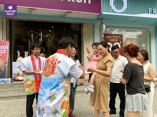 Khách hàng ăn thử Lê Nhật tại Klever Fruit