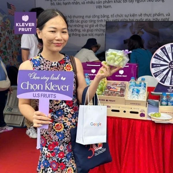 Khách hàng thích thú khi tham gia mini game tại quầy của Klever Fruit