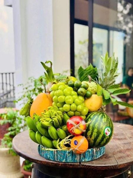 Mâm ngũ quả đẹp, kết hợp hoa tươi cầu kì đòi hỏi&nbsp;sự khéo léo của người làm