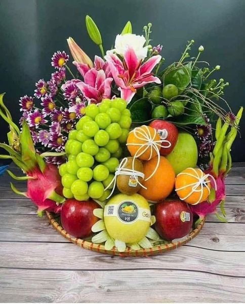 Mâm ngũ quả đẹp, kết hợp hoa tươi cầu kì đòi hỏi&nbsp;sự khéo léo của người làm