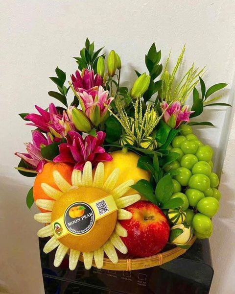 Mâm ngũ quả đẹp, kết hợp hoa tươi cầu kì đòi hỏi&nbsp;sự khéo léo của người làm