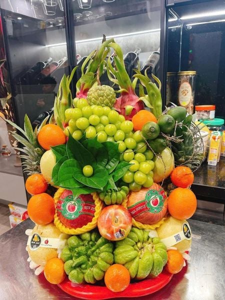 Mâm ngũ quả đẹp, kết hợp hoa tươi cầu kì đòi hỏi&nbsp;sự khéo léo của người làm